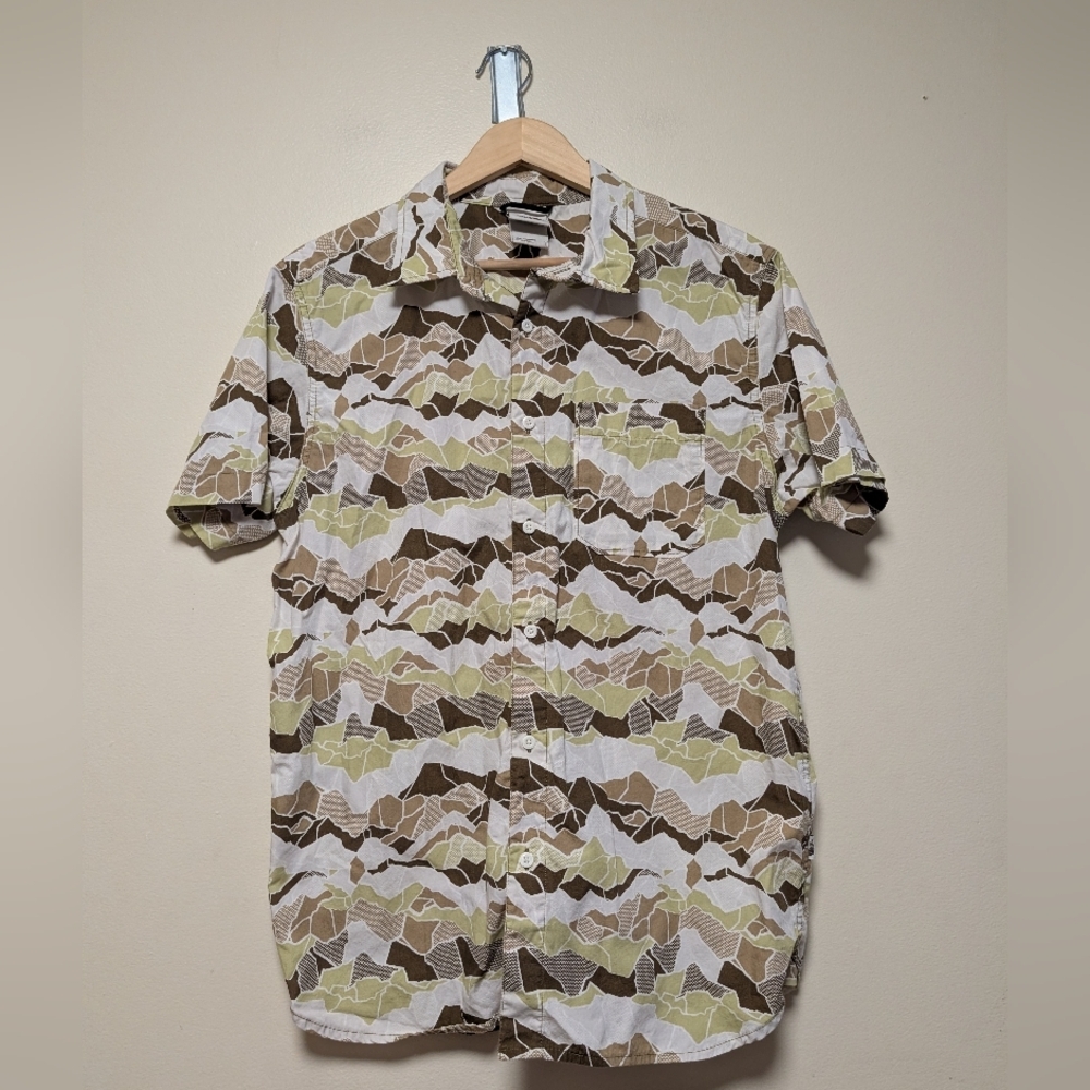 The North Face Men’s L Geometric Mountain Print Button-Up Shirt